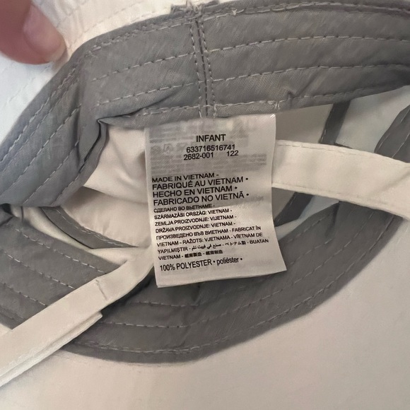 Nike Toddler Bucket Hat: 12-24 Months - White - Picture 4 of 4